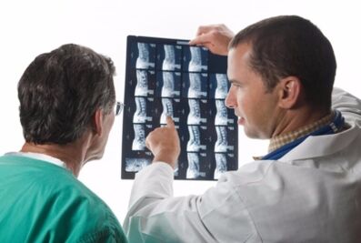 The doctor looks vertebral photos